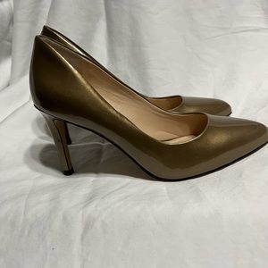 Elegant Vince Camuto langer pump. Bronze patent leather size 6M. Heels 3”